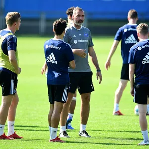 HSV-Trainer Tim Walter im Gespräch mit den HSV-Talenten Mikkel Kaufmann, Ludovit Reis und Tommy Doyle (v.l.)
