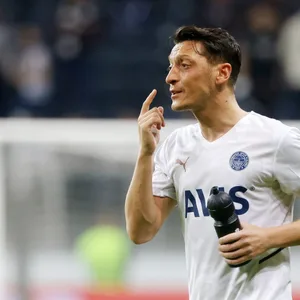 Mesut Özil im Fenerbahce-Trikot