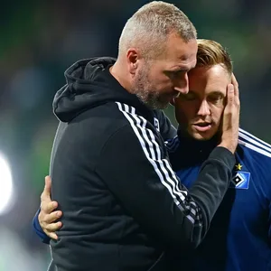 HSV-Trainer Tim Walter (l.) herzt Sonny Kittel