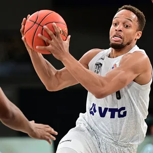 Jaylon Brown zieht zum Korb.