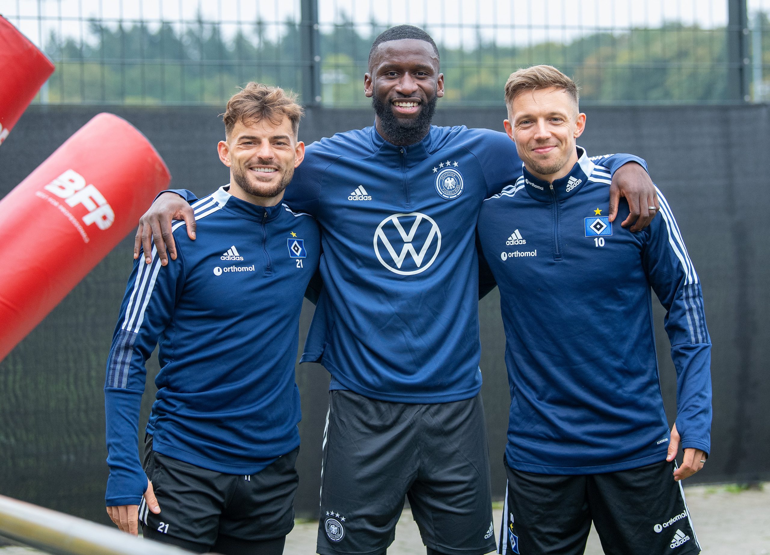 Chelsea-Star Antonio Rüdiger (Mitte) mit den HSV-Profis Tim Leibold (l.) und Sonny Kittel