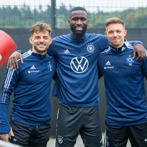 Chelsea-Star Antonio Rüdiger (Mitte) mit den HSV-Profis Tim Leibold (l.) und Sonny Kittel