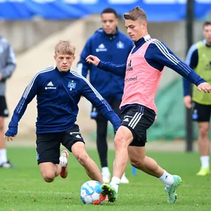 Robin Velasco (l.) im Zweikampf mit Miro Muheim.