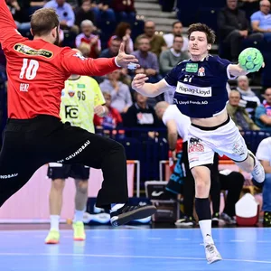 Thies Bergemann im Duell mit dem gegnerischen Keeper Genz