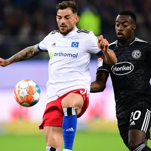 Düsseldorfs Khaled Narey (r.) im Duell mit HSV-Profi Tim Leibold