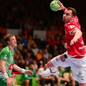 Hamburgs Handballer Casper Mortensen (Mitte) hebt ab.