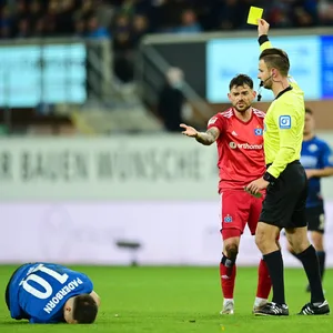 Erst sah Tim Leibold in Paderborn Gelb, wenig später dann plötzlich gar nichts mehr.