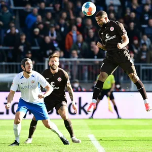 Daniel-Kofi Kyereh trifft vor Guido Burgstaller und Damian Roßbach
