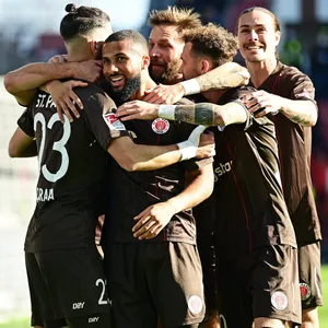 Die Spieler des FC St. Pauli jubeln.