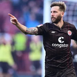Guido Burgstaller jubelt für den FC St. Pauli