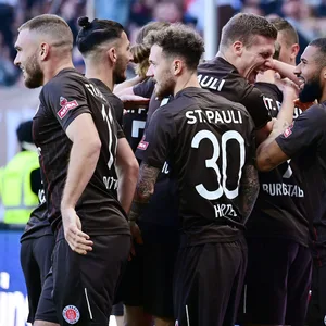 Spieler des FC St. Pauli jubeln