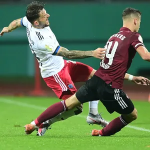 HSV-Verteidiger Tim Leibold (l.) verletzt sich im Zweikampf mit Nürnbergs Tom Krauß.