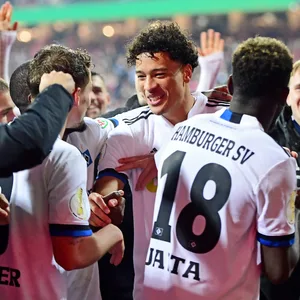 HSV-Profi Jonas David und seine Kollegen bejubeln den Pokal-Erfolg in Nürnberg.