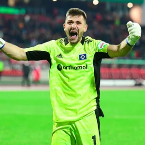 HSV-Keeper Daniel Heuer Fernandes feiert den Pokal-Triumph in Nürnberg.