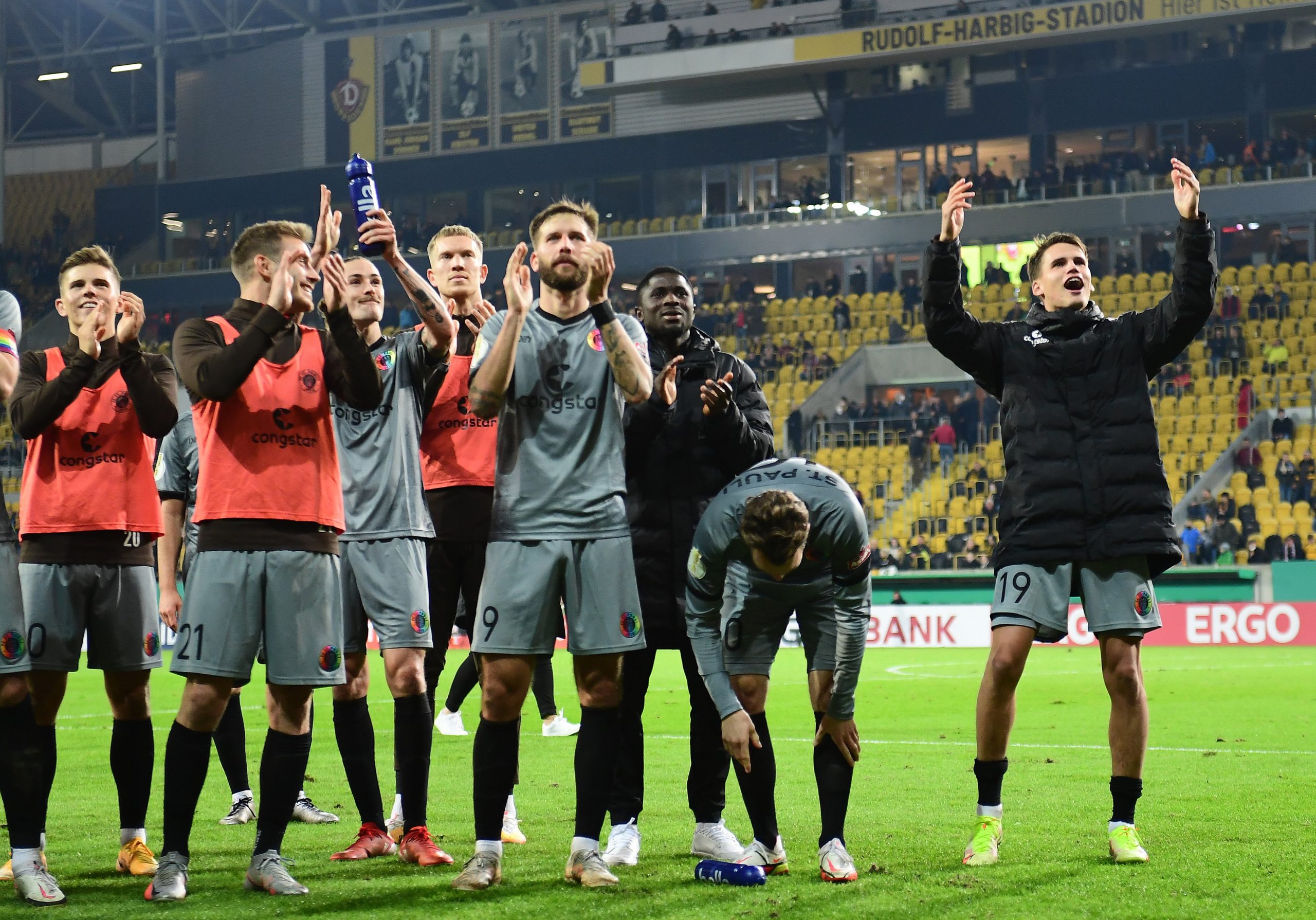 St. Pauli-Profis jubeln nach dem Sieg im DFB-Pokal in Dresden