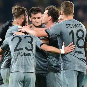 Die Spieler des FC St. Pauli jubeln.