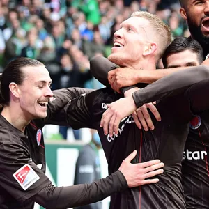 Simon Makienok und Mitspieler