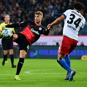 Kiels Fiete Arp (l.) zieht gegen HSV-Profi Jonas David ab.