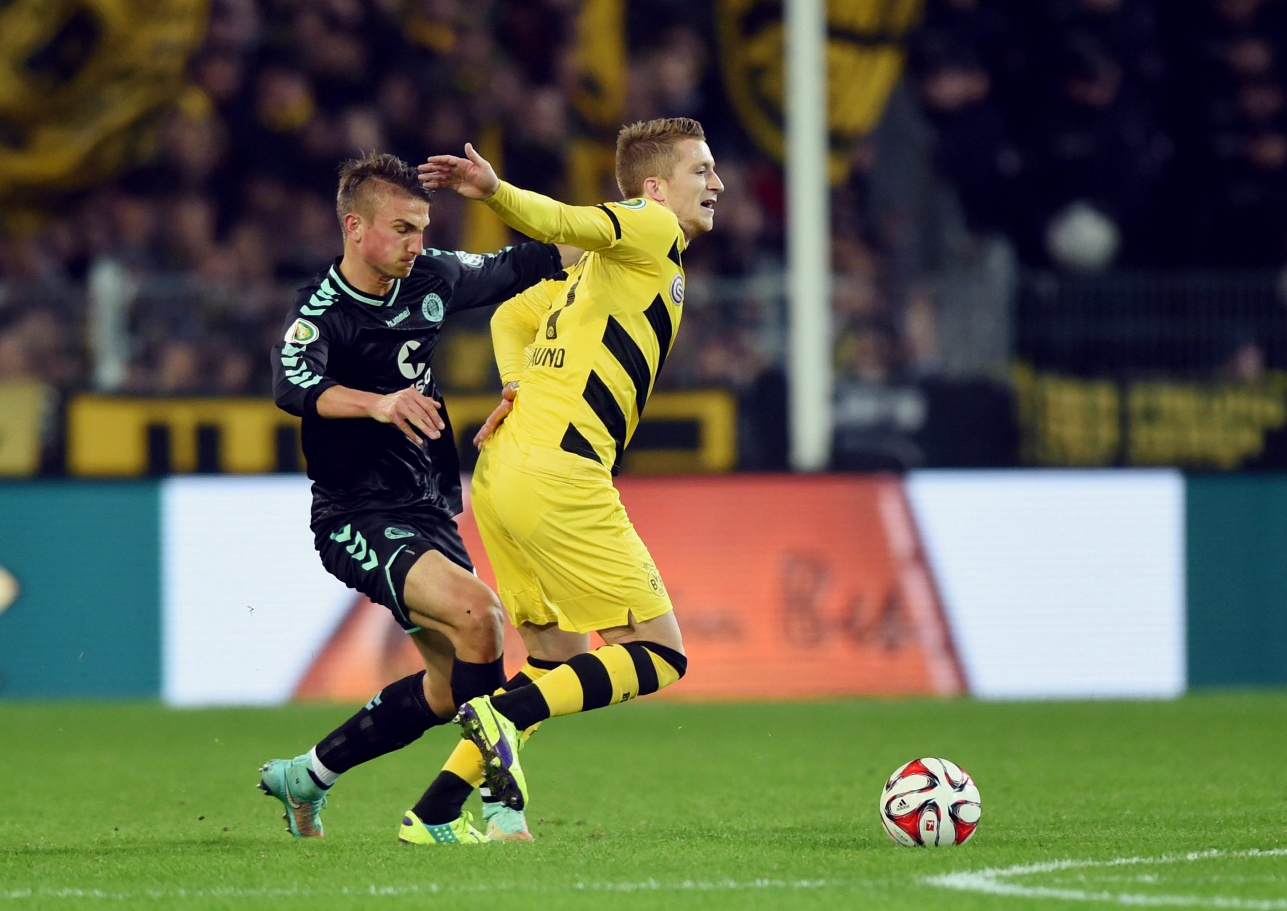 St. Paulis Philipp Ziereis gegen Marco Reus von Borussia Dortmund