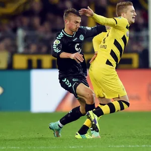 St. Paulis Philipp Ziereis gegen Marco Reus von Borussia Dortmund