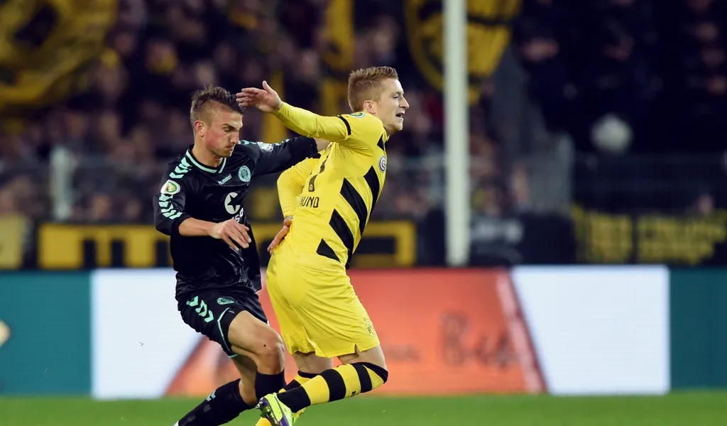 St. Paulis Philipp Ziereis gegen Marco Reus von Borussia Dortmund