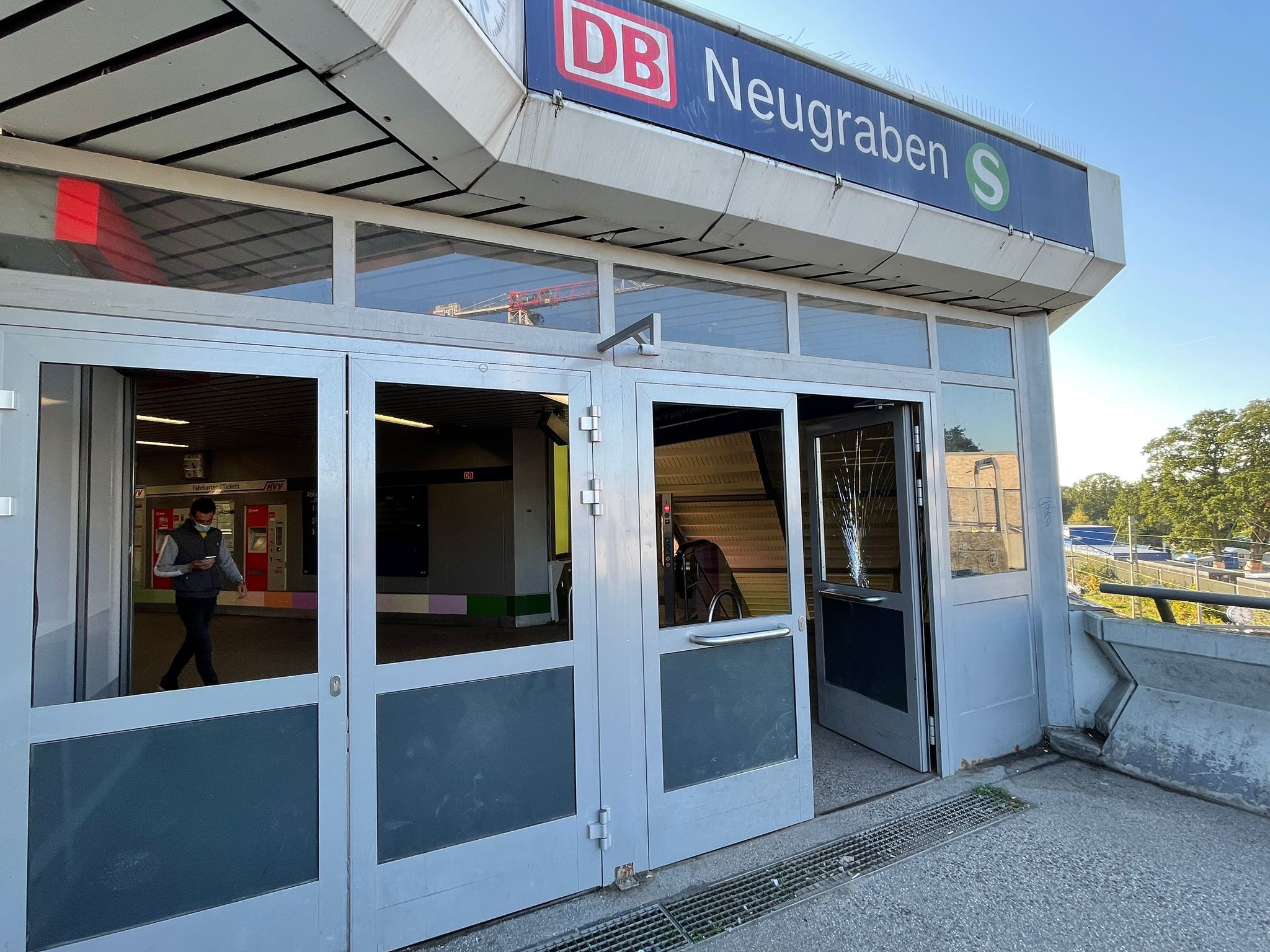 Die Türscheiben am S-Bahnhof Neugraben werden nicht mehr ausgetauscht – zu oft werden sie zerstört.