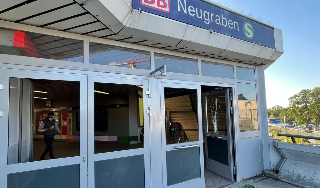 Die Türscheiben am S-Bahnhof Neugraben werden nicht mehr ausgetauscht – zu oft werden sie zerstört.