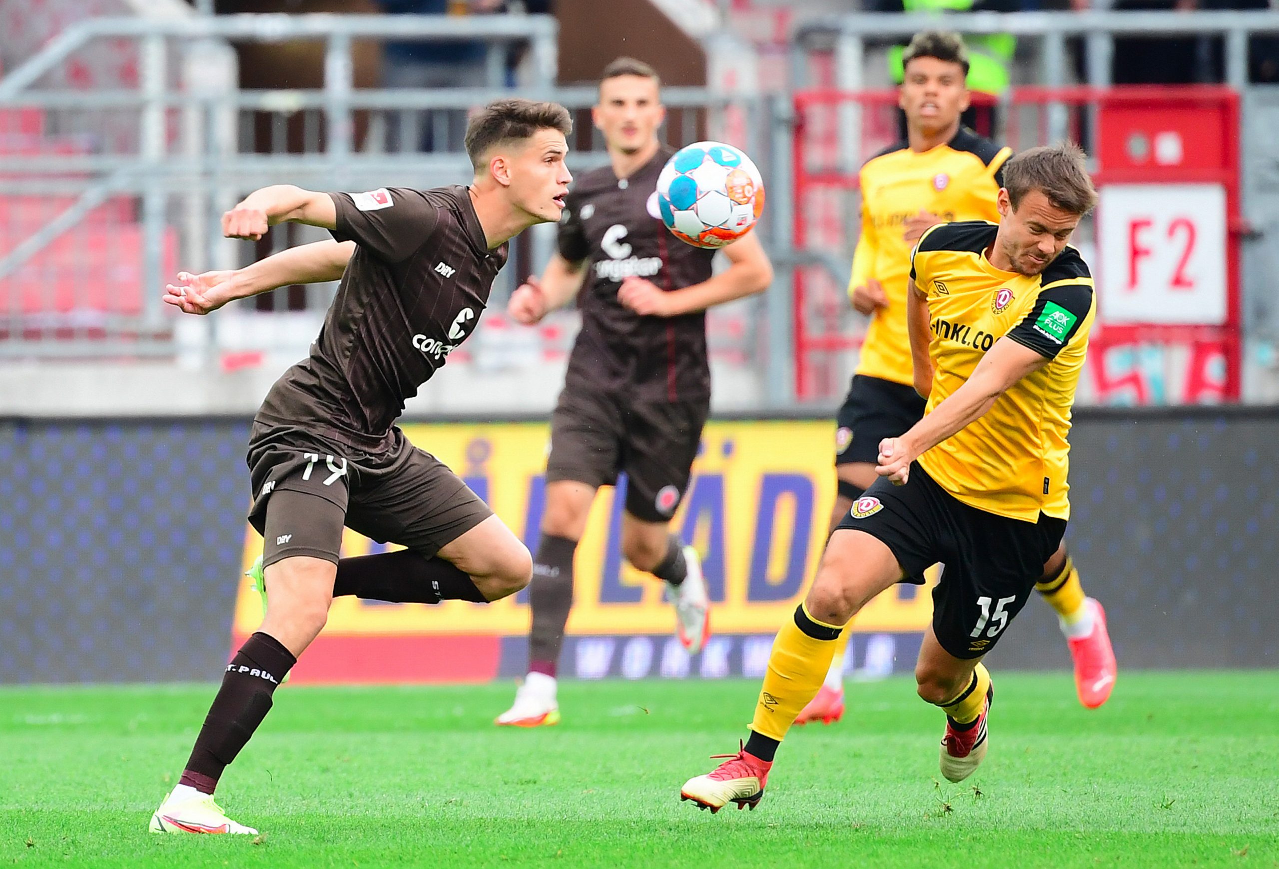 Luca Zander beim 3:0 gegen Dresden, das St. Pauli an die Zweitliga-Spitze brachte.