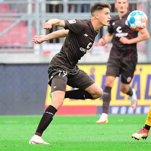 Luca Zander beim 3:0 gegen Dresden, das St. Pauli an die Zweitliga-Spitze brachte.