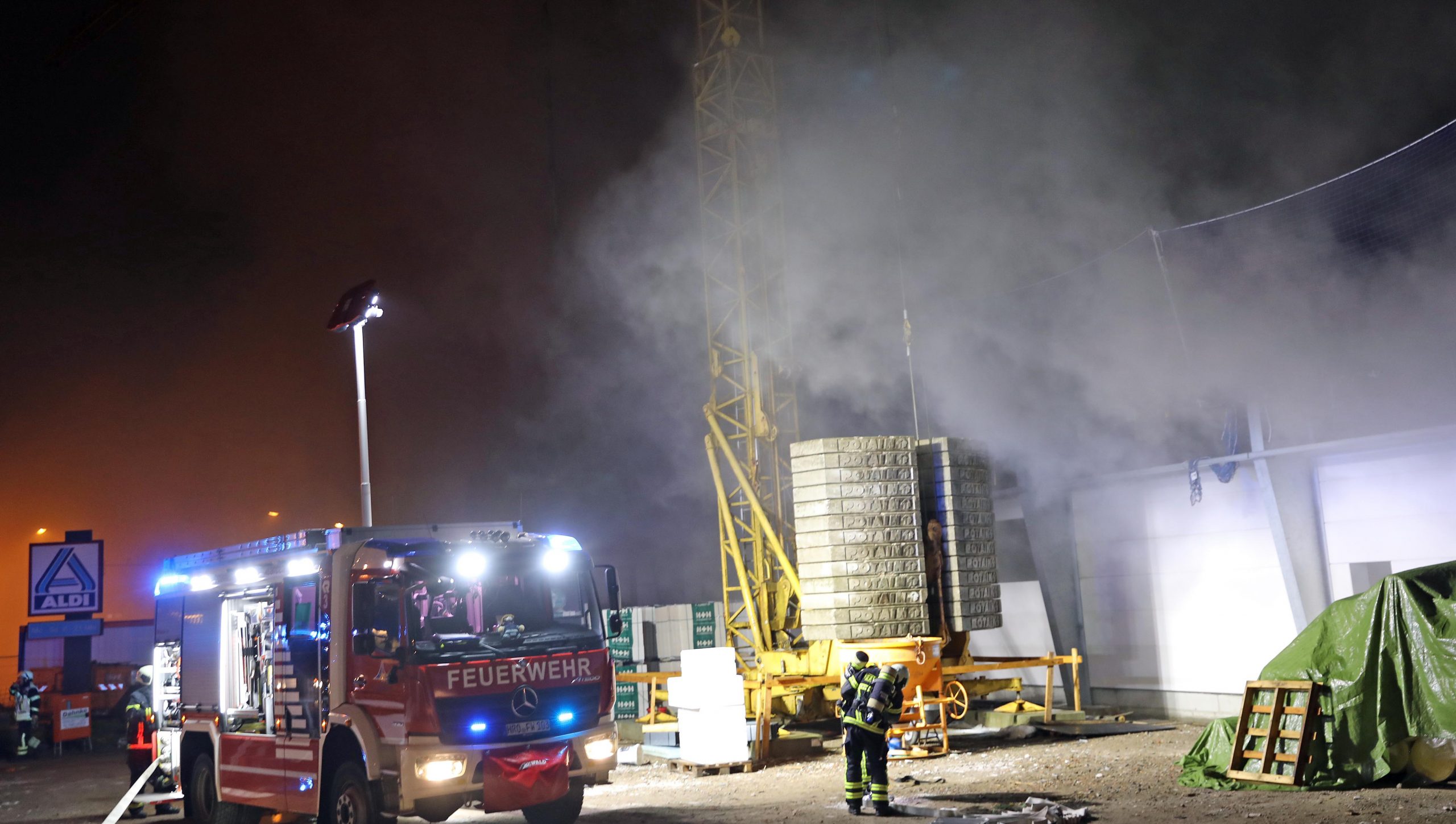 Auf einer Aldi-Baustelle in Rostock ist am Dienstagabend ein Feuer ausgebrochen.