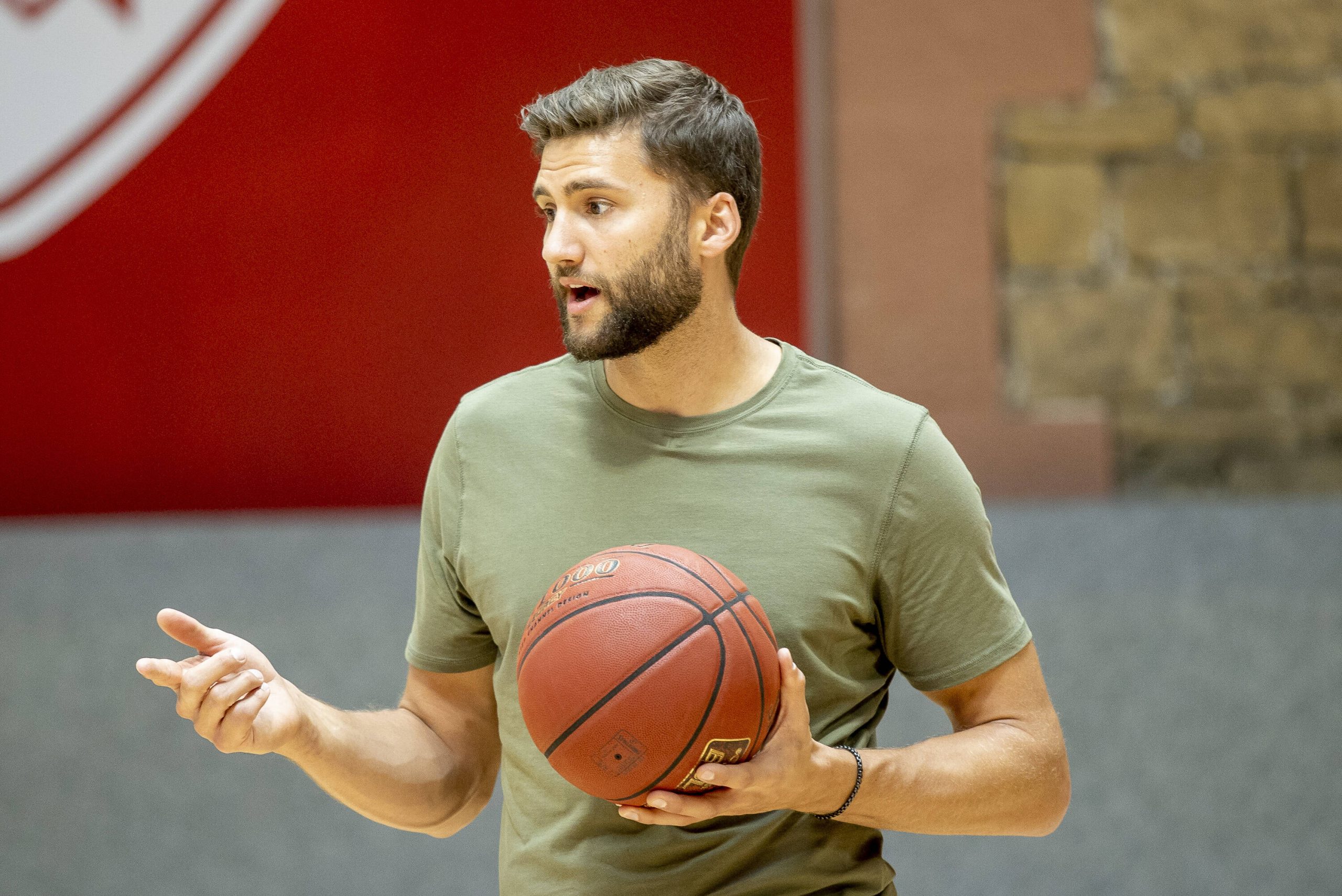 Maxi Kleber mit einem Basketball