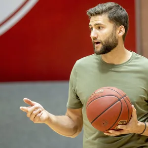 Maxi Kleber mit einem Basketball