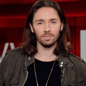 Gil Ofarim bei einer Talkshow – er trägt seine Davidstern-Kette.