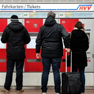 Menschen stehen vor Ticketautomaten des HVV.
