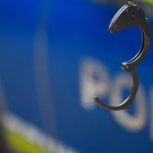 Polizei mit Handschellen