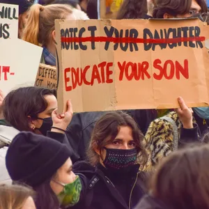 „Erzieht eure Söhne“ statt „Beschützt eure Töchter“, fordert diese Demonstrantin nach dem Tod von Sarah Everard.