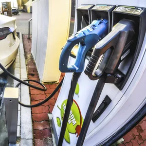 Ein Tesla Auto lädt Strom