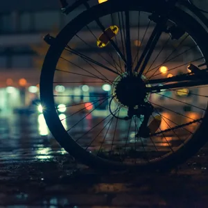 Ein 48-jähriger Radfahrer ist am Samstagabend nach einer Kollision mit einem Auto gestorben. (Symbolbild)