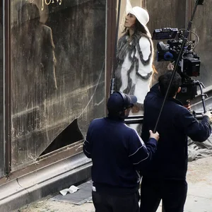 Nina Kunzendorf bei Dreharbeiten am Set für das TVNOW Serien-Drama Torstraße 1 auf der Steinstraße.