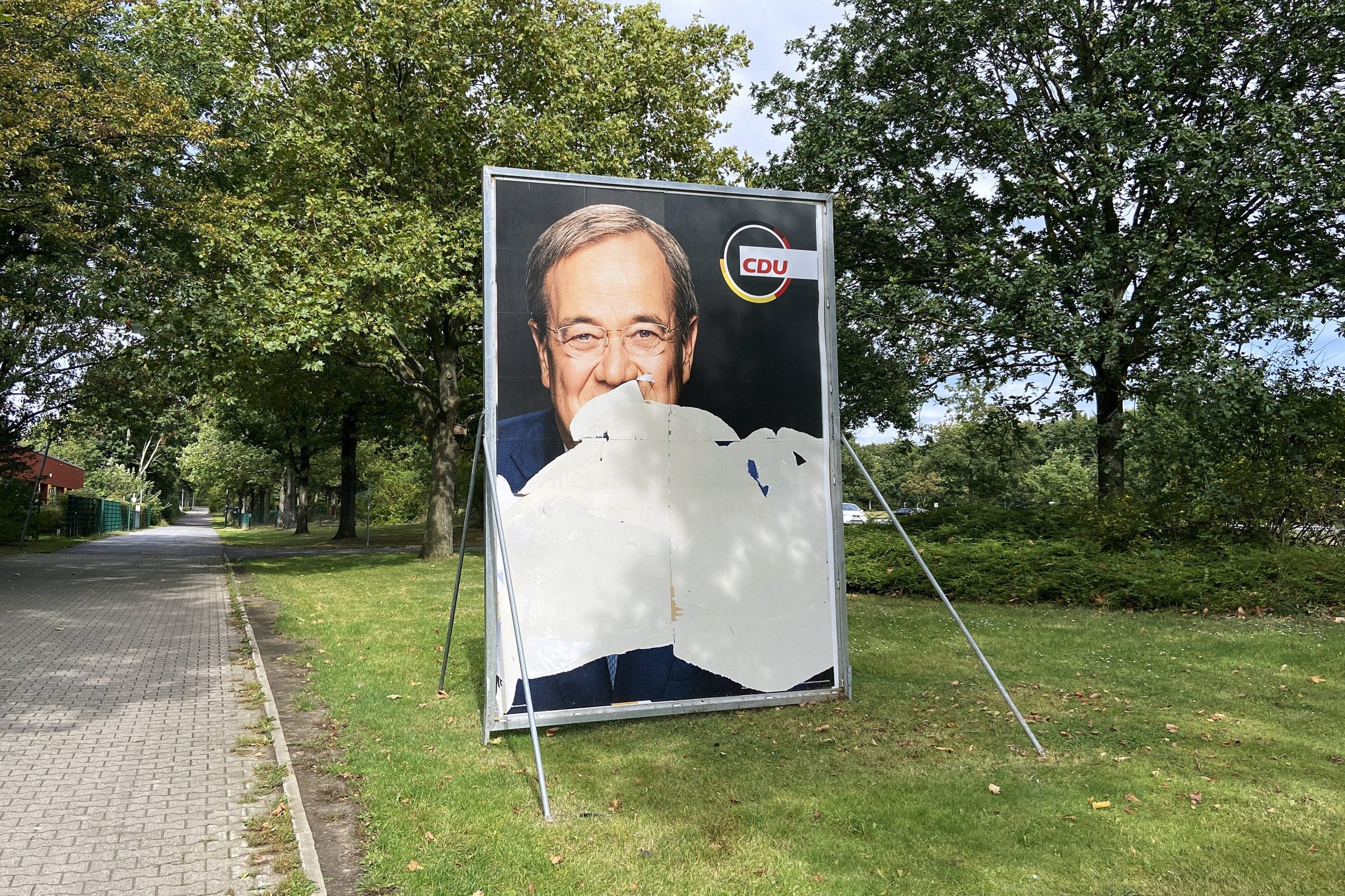 Symbolträchtiges Bild: ein ramponiertes Wahlplakat von Armin Laschet.
