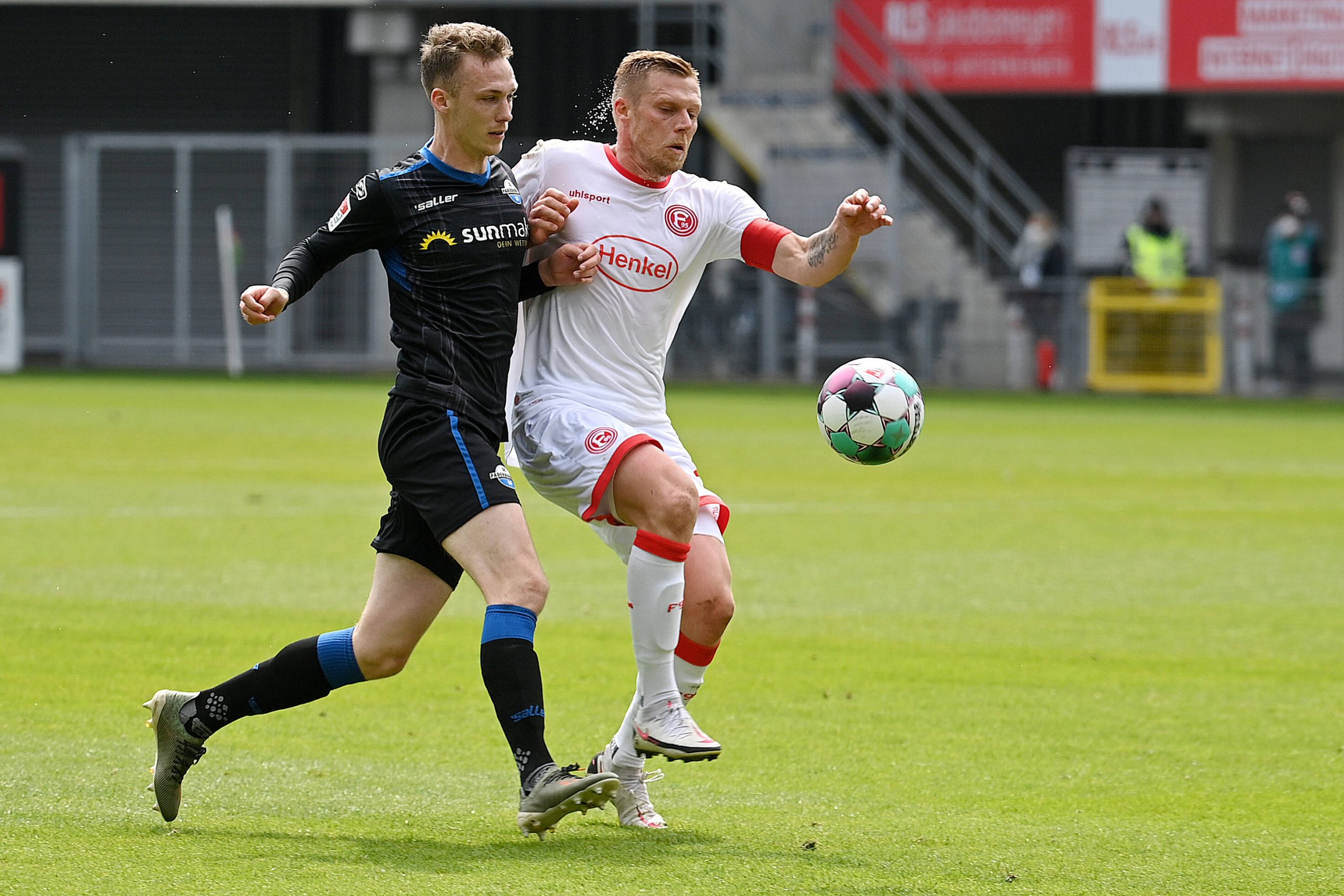 Mit Paderborn erlebte Sebastian Schonlau (hier gegen Rouwen Hennigs) in Spielen gegen Düsseldorf einige besondere Momente.
