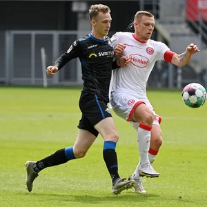 Mit Paderborn erlebte Sebastian Schonlau (hier gegen Rouwen Hennigs) in Spielen gegen Düsseldorf einige besondere Momente.