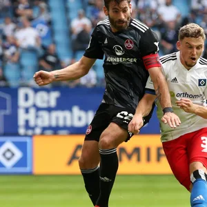 Nürnbergs Enrico Valentini im Zweikampf mit HSV-Spieler Moritz Heyer