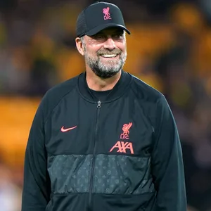 Jürgen Klopp freut sich an der Seitenlinie.