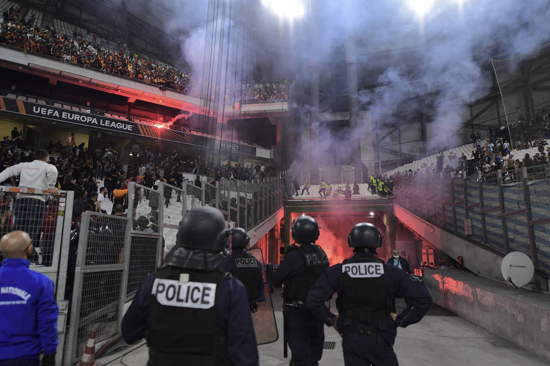 Polizisten stehen vor den Tribünen in Marseille