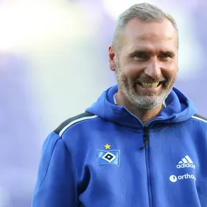 HSV-Trainer Tim Walter lächelt