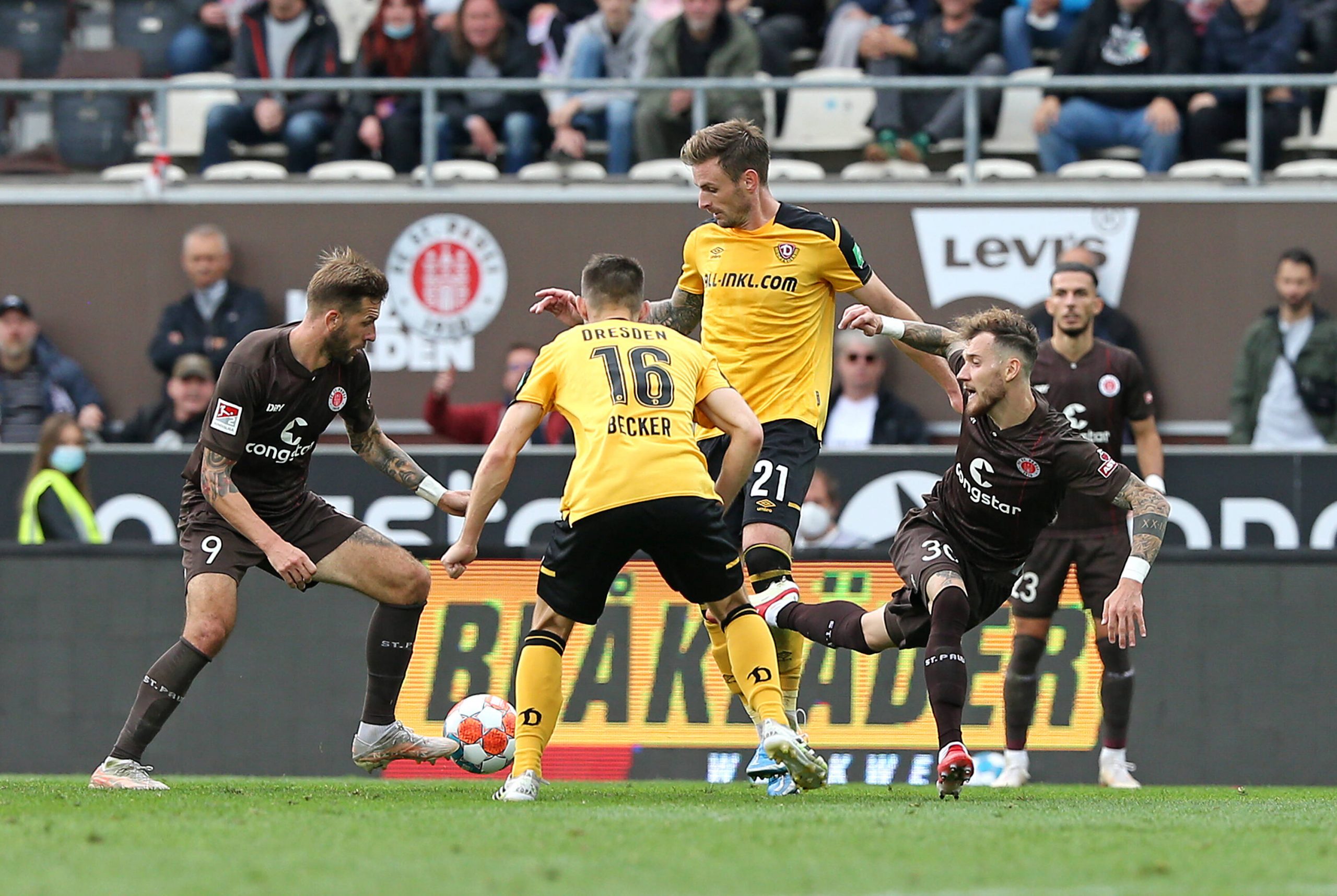 FC St. Pauli gegen Dynamo Dresden