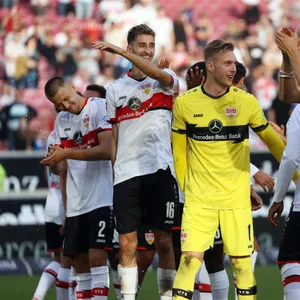 Die VfB-Spieler Churlinov, Karazor und Müller
