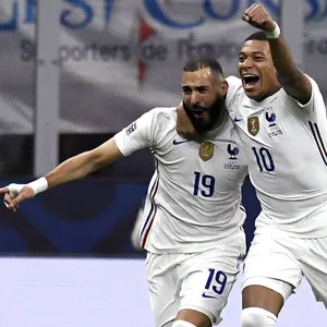 Theo Hernández, Karim Benzema und Kylian Mbappé bejubeln einen Treffer