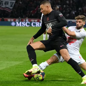 Kylian Mbappé im Zweikampf